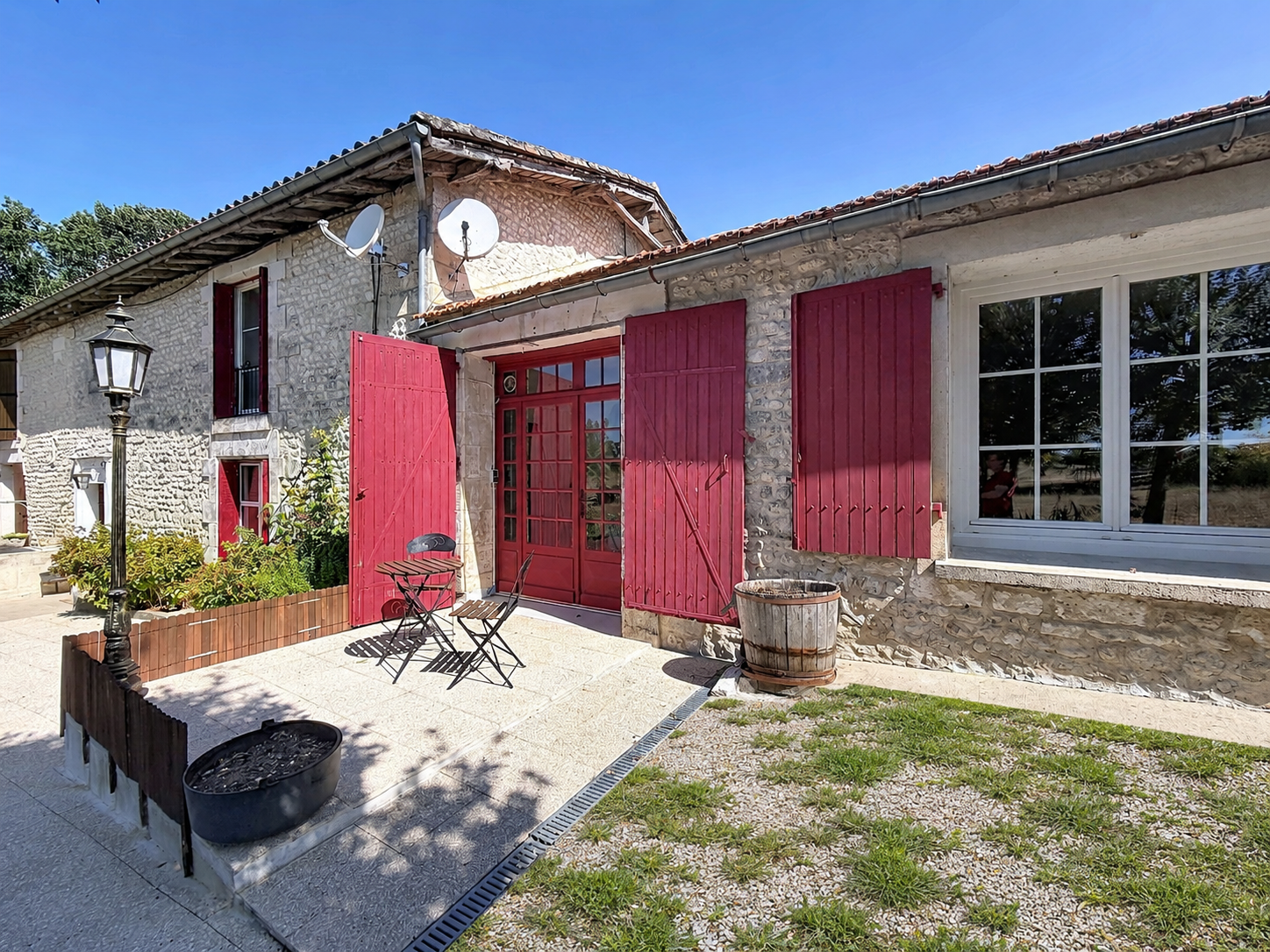 6KM CHATEAUNEUF Maison de caractère avec jardin et dépendanc